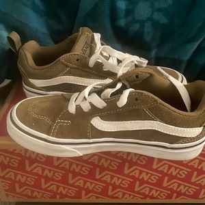 Gently used Vans. Worn a few times, very little blemishes.